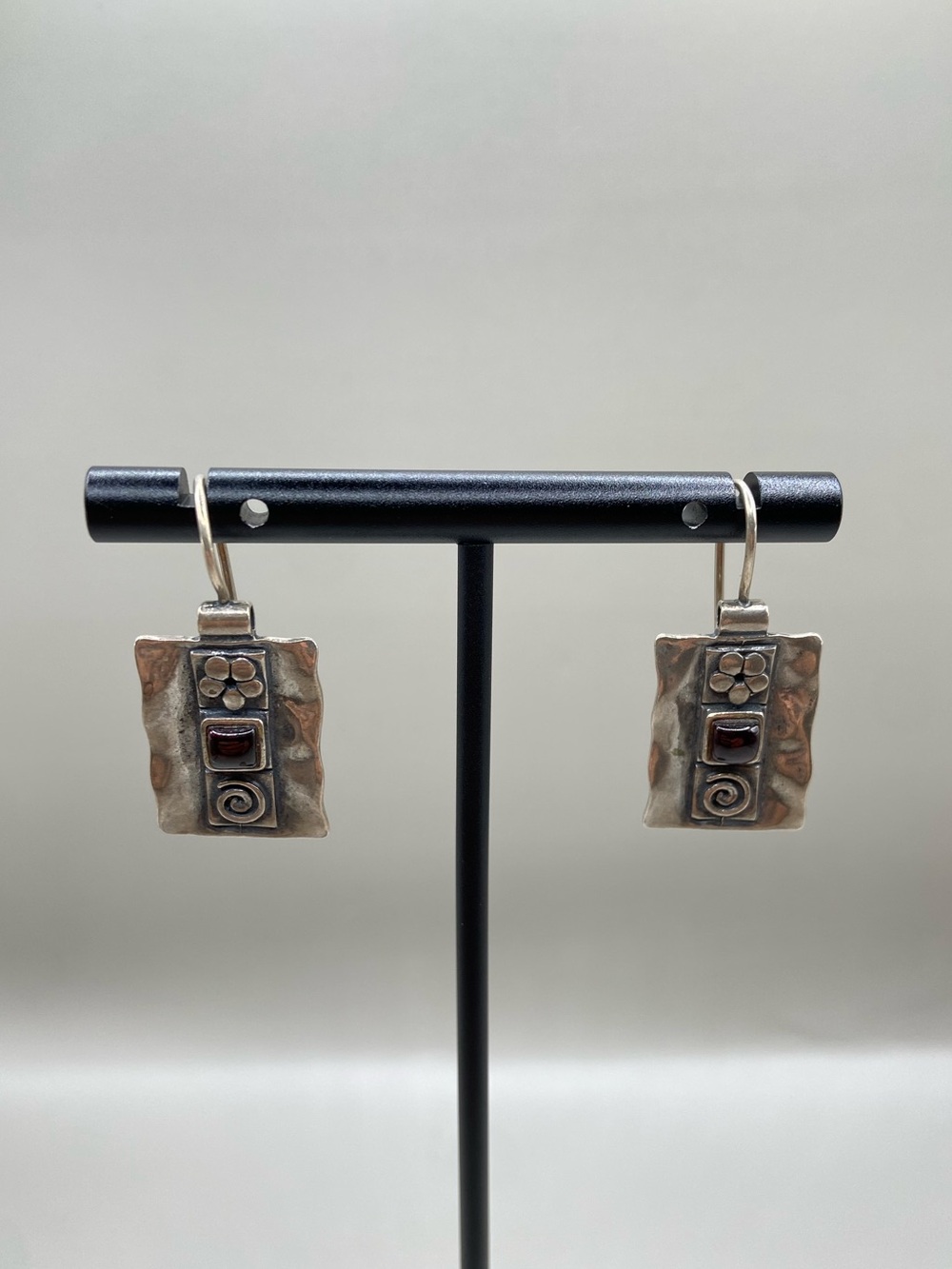 Vintage Silpada Sterling Silver Flower Garnet Swirl Hammered Earrings W0947